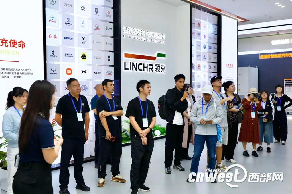 采访团在领充新能源企业展厅聆听讲解员介绍，实地了解企业产业布局与合作伙伴生态。