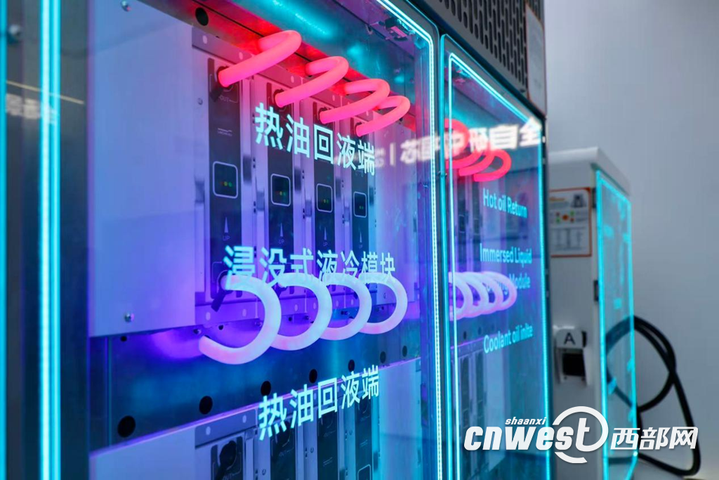 领充新能源浸没式液冷模块设备展示，该油浸液冷技术可实现极端环境下稳定散热运行。